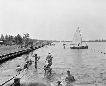 857844 Afbeelding van dagrecreanten aan de Loosdrechtse Plassen.